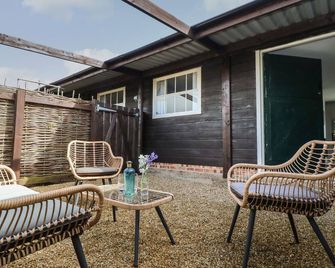 The Stables - Newport - Patio