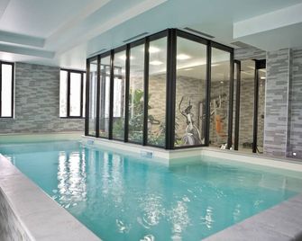 Best Western Plus Hotel des Francs - Суассон - Басейн