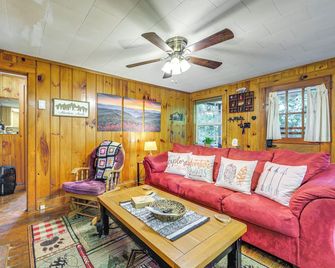 Pet-Friendly Creekside Cabin w/ Pool Access! - Maggie Valley - Stue
