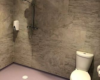 Plum Pudding - Abingdon - Bathroom