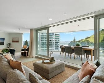 Executive Oceanside Apartment - Mount Maunganui - Living room