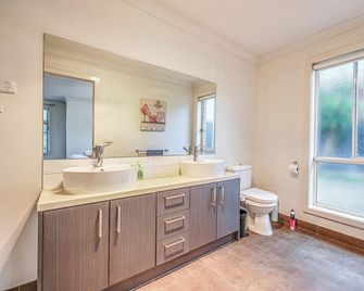 Stayau Newly 8 Beds Spacious Home in Derrimut - Derrimut