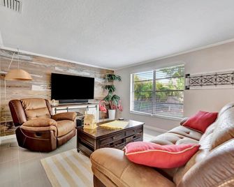 The Tarpon Treasure - Family Home 5 Mins to Beach - Tarpon Springs - Obývací pokoj