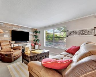 The Tarpon Treasure - Family Home 5 Mins to Beach - Tarpon Springs - Вітальня