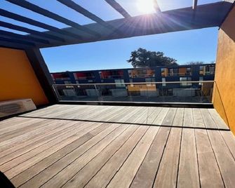 Modern Brand New 2-bedroom/2bath apartment with AC, WiFi, close to downtown. - Sacramento - Balkon