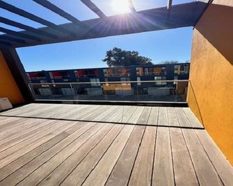 Modern Brand New 2-bedroom/2bath apartment with AC, WiFi, close to downtown. - סקרמנטו - מרפסת