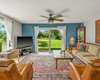 Alii Kai 2-101, Enjoy relaxing on the lanai, views of distant mountain vistas - Princeville - Living room