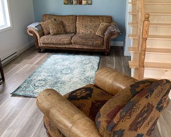 New! Fabulous Farmhouse - Dalem Lake - Living room