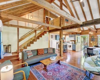 Shenandoah Sanctuary - Stanardsville - Living room
