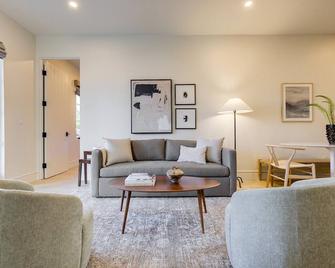 Casa De La Vina - Boutique Apartments in Downtown Santa Barbara - Santa Barbara - Living room