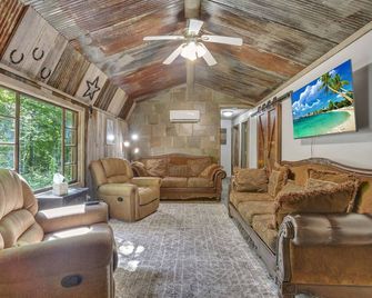 Gunsmoke Themed Western Cabin - Lancaster - Sala de estar