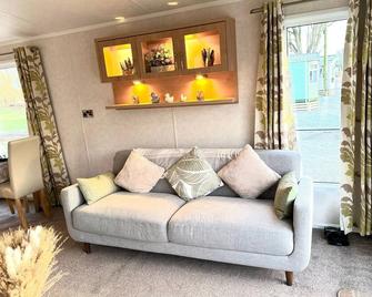 Impeccable 2-Bed Lodge in Preston hot hub - Preston - Living room