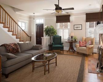 Perfect Blend of Old and New with a Great Location- Walk to everything! - Alexandria - Living room