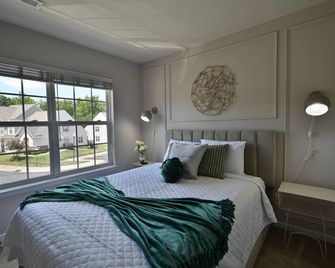 Spacious Renovated 3bedroom w/WiFi and Near PTI Airport in tranquil Greensboro - Greensboro - Bedroom