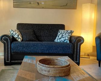 Spacious vacation apartment with fireplace and barrel sauna in the sheltered garden. - Varel - Wohnzimmer