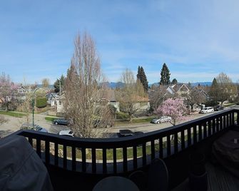 Top Floor Private Suite | King Bed | Balcony View | 15 min to Downtown Vancouver - Vancouver - Balcón