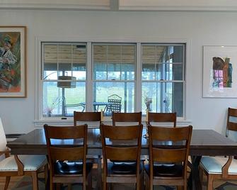 Charming farmhouse with wood-fired sauna near Owosso, MI - Henderson - Restaurant