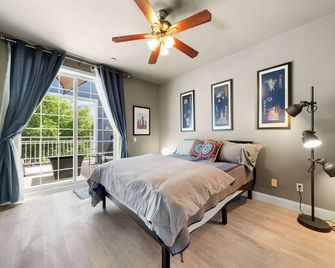 Welcome to the Capital! 2 Bed 2 Bathroom, Loft-style townhome in West Sacramento - West Sacramento - Bedroom