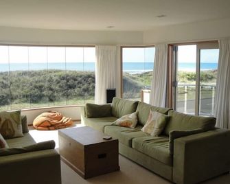 Modern, comfortable, house. Right on the Beach. - Whakatane - Living room