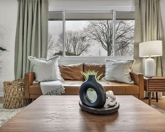 New! Modern Retreat Near Cle-Game Room-Renovated - Berea - Living room
