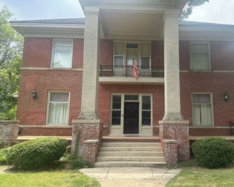 Spacious 3-bedroom estate in charming Indianola with AC, WiFi - Indianola - Gebäude