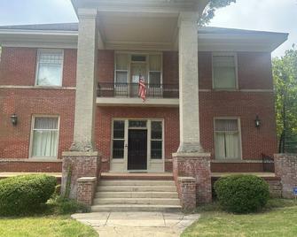 Spacious 3-bedroom estate in charming Indianola with AC, WiFi - Indianola - Budova