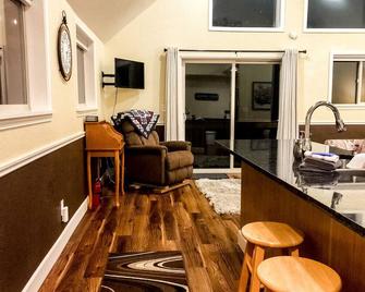 The Honeymoon Suite, hot tub, full kitchen - Walla Walla - Living room