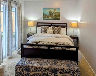 Charming cottage with a private hot tub, gas grill, & furnished patio - Portland - Bedroom