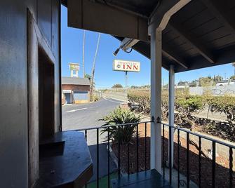 Discovery Inn Near Six Flags Vallejo Napa Valley Ca - Vallejo - Balcony