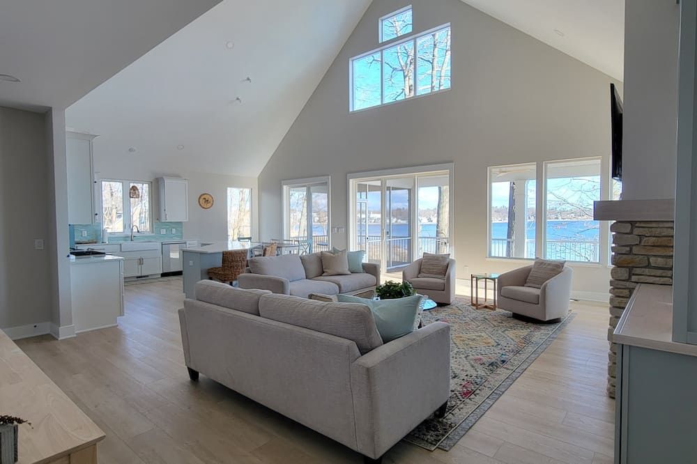 NEW-for you! Ultimate beach house vacation! On White Lake w/stunning views.6 BR! - Montague - Sala de estar