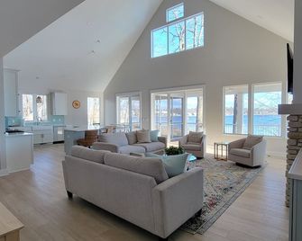 NEW-for you! Ultimate beach house vacation! On White Lake w/stunning views.6 BR! - Montague - Sala de estar
