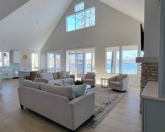 NEW-for you! Ultimate beach house vacation! On White Lake w/stunning views.6 BR! - Montague - Sala de estar