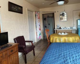 Duplex Charming Studio-Quite Residential Near Downtown - Las Cruces - Bedroom