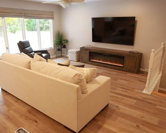 Spacious 5-bedroom home in Plymouth, Near Medicine Lake and Downtown. AC & WiFi - Plymouth - Living room