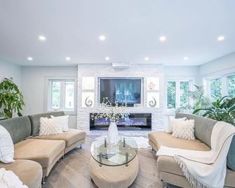 Pearl by Lake Simcoe - Georgina - Living room