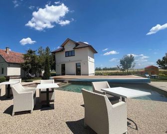 Poolside Paradise: Private Retreat with Pool, Terrace, & More! - Palić - Piscina