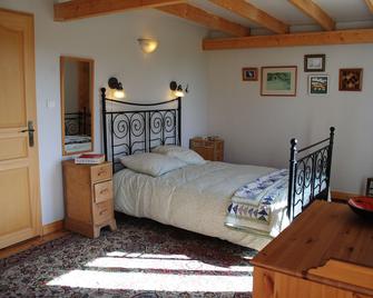 France As You Remember It. Rural, Peaceful, Relaxing, Secure With Heated Pool - Arlanc - Bedroom