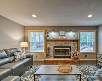 Big Bear Lake All-Season Northern Michigan Getaway - Johannesburg - Living room