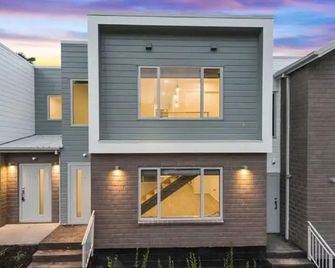 Central Lake Hamilton - Hamilton - Building