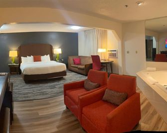 Alliance Hotel & Suites, a Howard Johnson by Wyndham - Alliance - Bedroom
