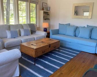 Historic District, Charming Cottage, Sleeps 10 - Mineral Point - Sala de estar