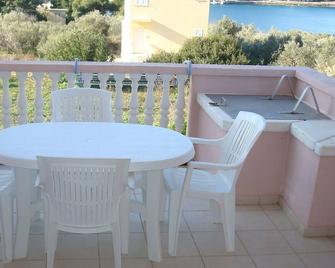 One bedroom apartment with terrace and sea view Cove Soline, Dugi otok (A-448-a) - Veli Rat - Balcón