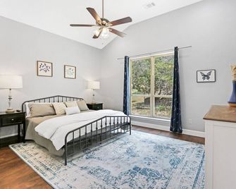 Charming Hill Country Retreat with Outdoor Deck - Cozy Escape - Canyon Lake - Slaapkamer