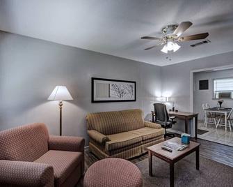 Pearl Corporate Housing (Near Airport & Outlets) - Pearl - Living room