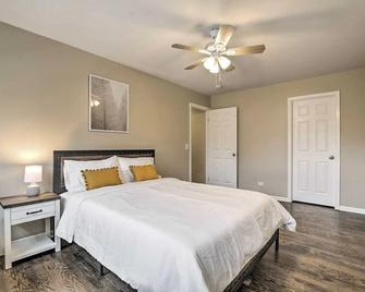 Arlington Heights Townhome: 33 Mi To Chicago - Arlington Heights - Bedroom
