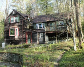 Peaceful Woodland Home in the Heart of the Berkshires - Glendale - Building