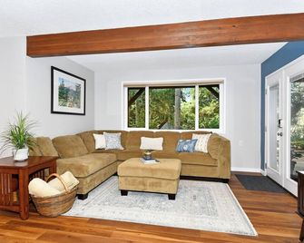 Woodland Retreat Apartment in Happy Valley - minimum 30 days - Happy Valley - Living room