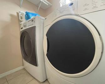 A Quaint Space-Roomy and Convenient 1 Bedroom 1 Bath - Atlantic City - Laundry facility