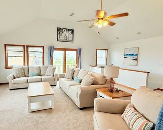 4-bedroom house in tranquil Rodanthe- Steps away from beach ! - Rodanthe - Pokój dzienny