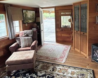 Farm and Forest Eco-Retreat Sanctuary • Wild Thyme Farm - Oakville - Living room